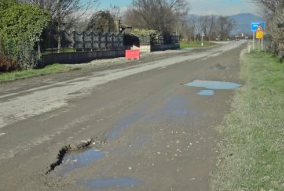 Strada Borgosatollo ancora dissestata, la polemica continua