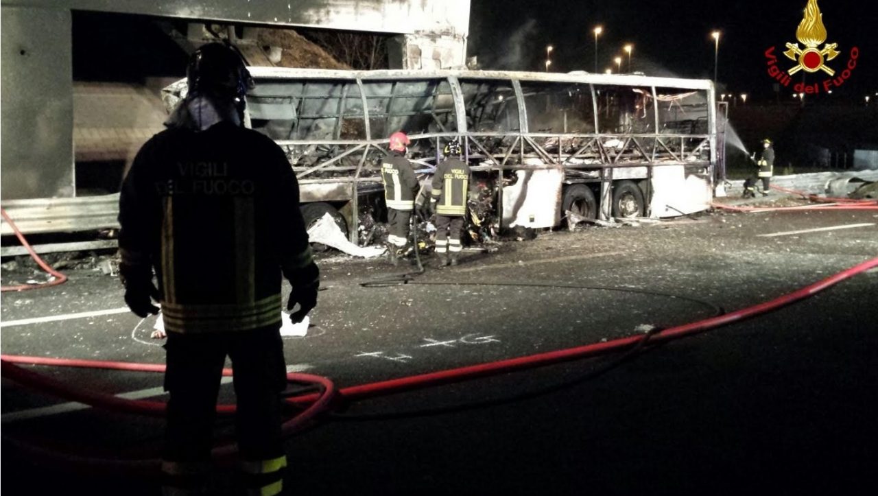Strage bus, a Verona il riconoscimento dei corpi