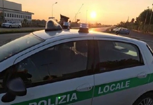 Strage: i vandali tagliano 50 pneumatici