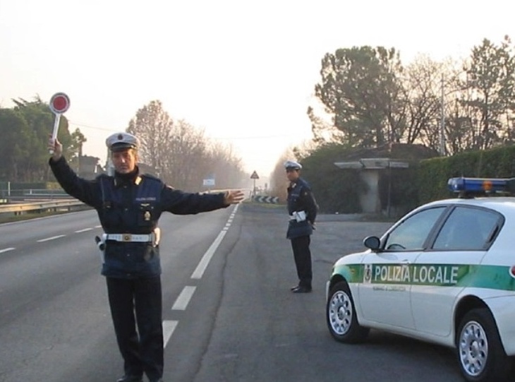 Su uno scooter irregolare: 6mila euro di multa