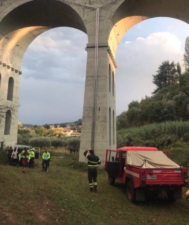 Suicidio: si getta dal ponte