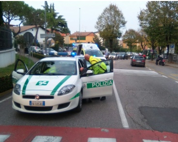 Tampona l’auto della Locale. Agente in ospedale