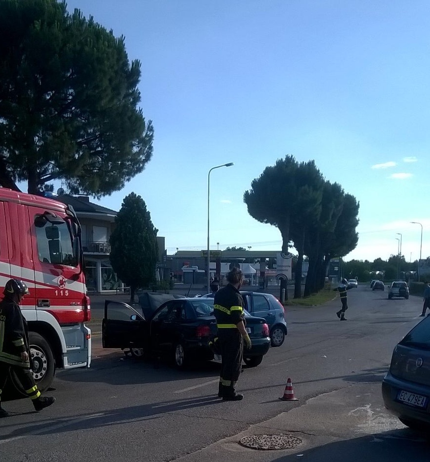 Tanta paura: schianto frontale tra due auto