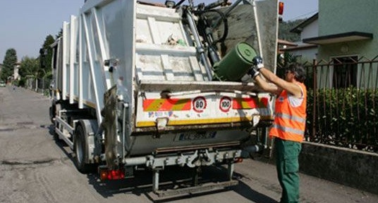 Abbandona i rifiuti a pochi passi dall’isola ecologica, scatta una doppia sanzione