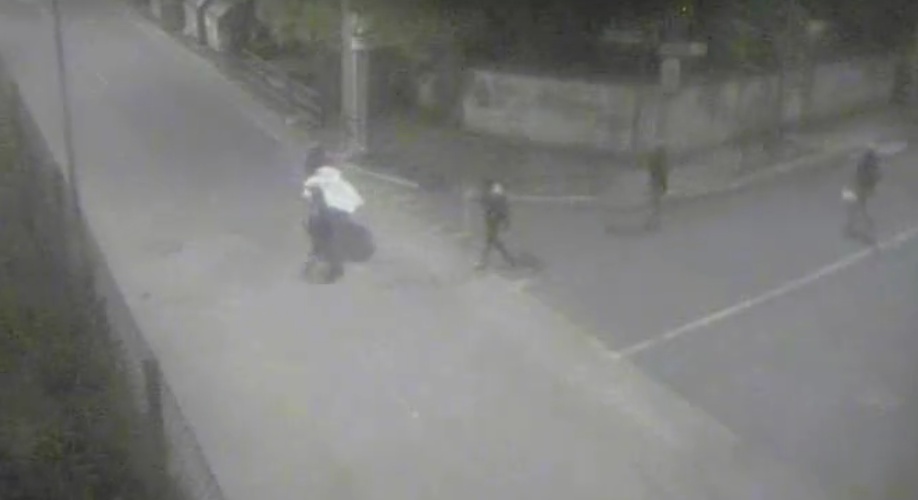 Teppisti affiggono uno striscione, ma il video li inchioda