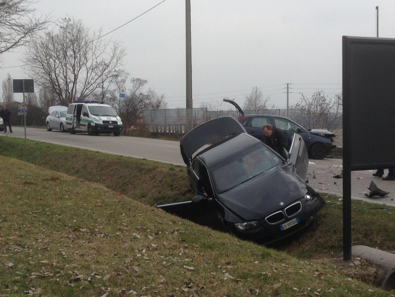 Terribile frontale: 3 feriti in via Solferino