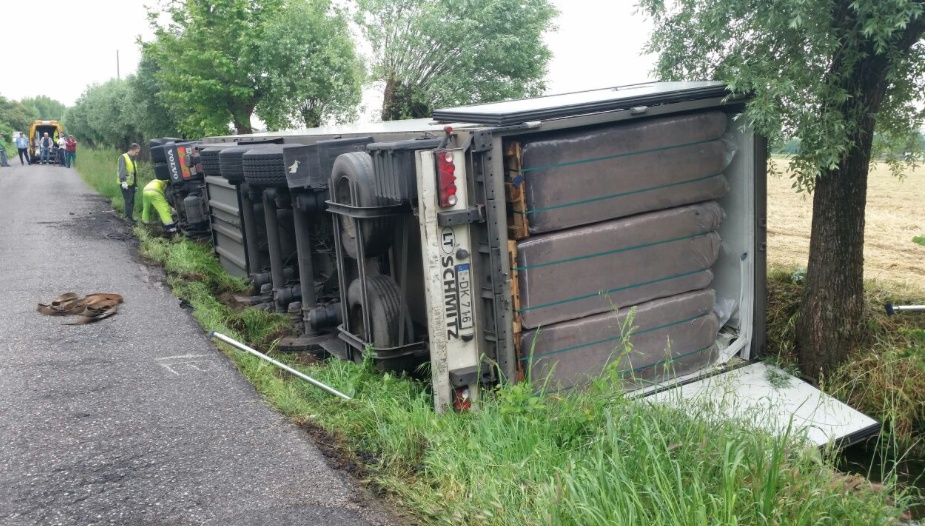 Tir si ribalta, paura a Calvisano