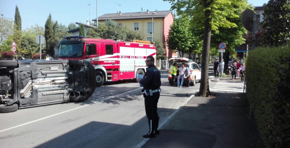 Tragico botto, auto si ribalta