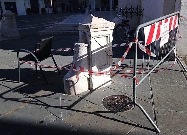 Transennato il pilone in marmo