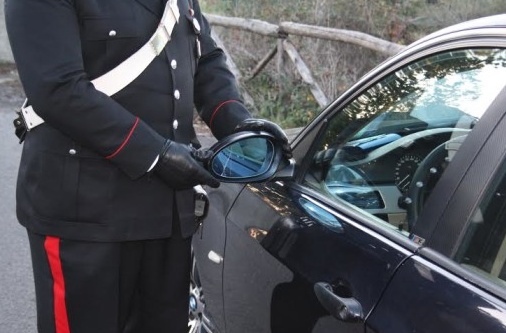 “Trucco dello specchietto”, ma la vittima rincorre i truffatori