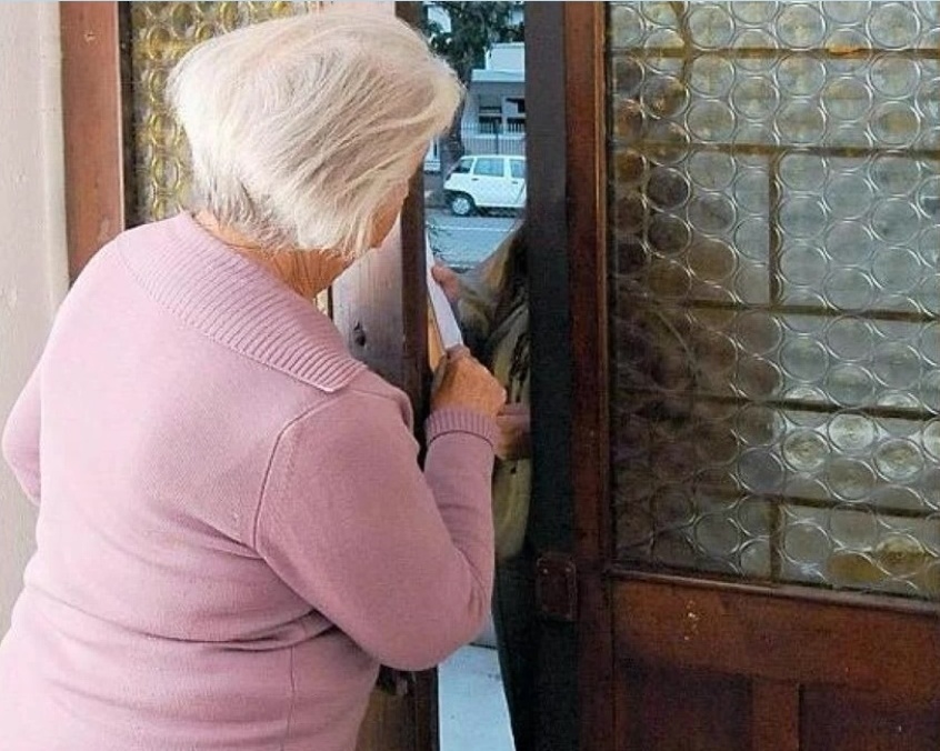 Finti addetti dell’acqua derubano coppia di anziani
