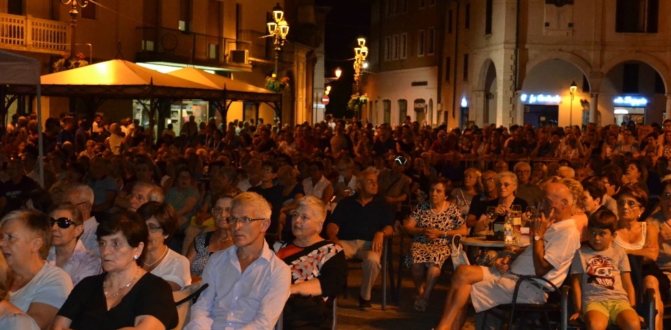 Tutte le foto dei commercianti della notte bianca Monteclarense