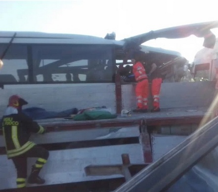 Tutti salvi i passeggeri dell’autobus uscito fuori strada