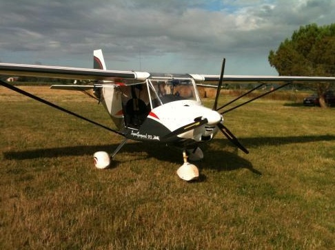 Esine: ultraleggero si ribalta in un campo