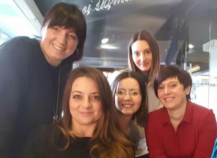 Un gruppo di donne che parla di donne e di mamme