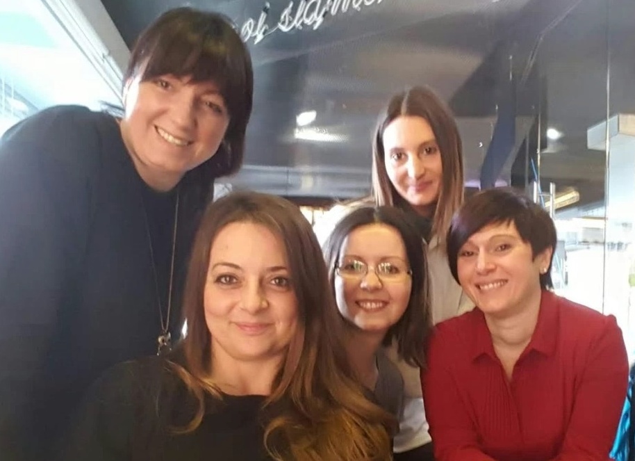 Un gruppo di donne che parla di donne e di mamme