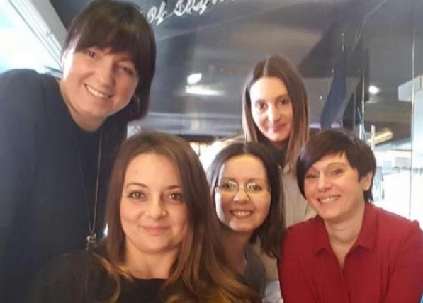 Un gruppo di donne che parla di donne e di mamme