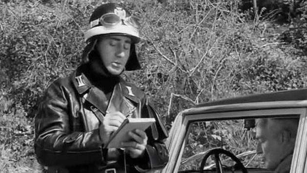 Donna multata per il troppo… vapore: vigile stile Alberto Sordi