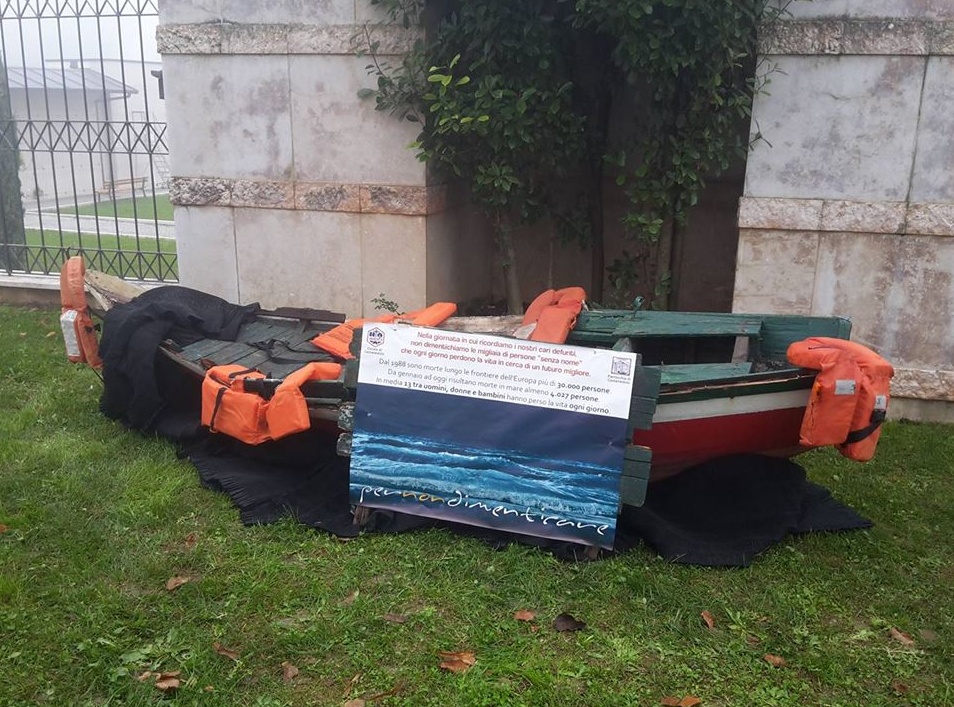 Una barca fuori dal cimitero