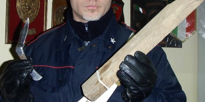 Uomo col bastone e il coltello: denunciato