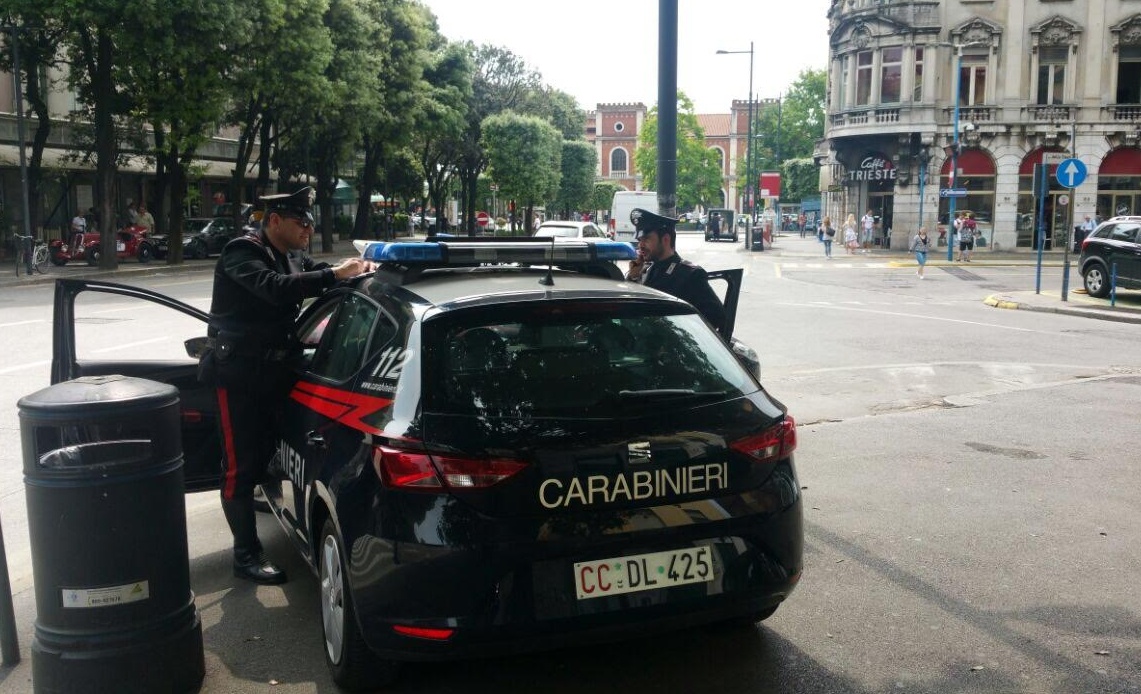 Urinava per strada, arrestato nigeriano