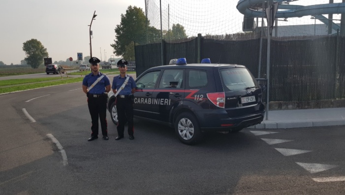 Urta una 16enne. Promette di tornare, ma scappa