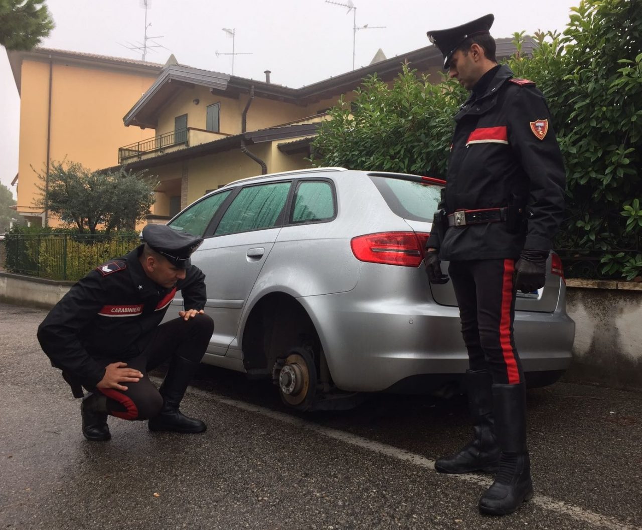 Uscita a quattro…e rubano le ruote