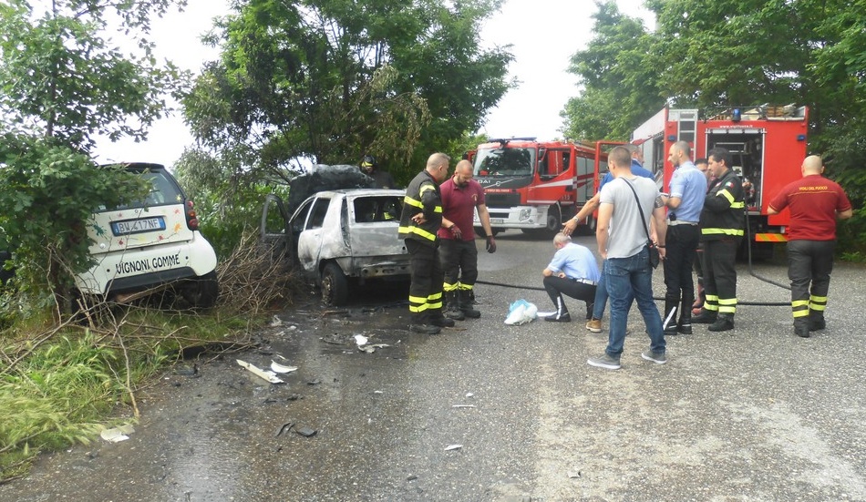 Via Scoler, auto in fiamme dopo un frontale