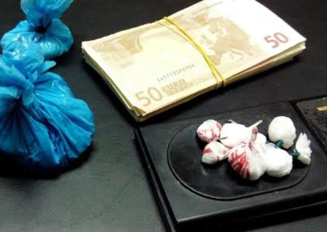 Vanno a fare shopping, in casa hanno 1 kg di coca