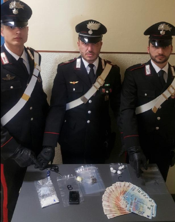 Vendeva droga “porta a porta”