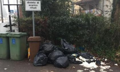 Via Brescia: abbandono rifiuti proprio sotto il cartello di divieto