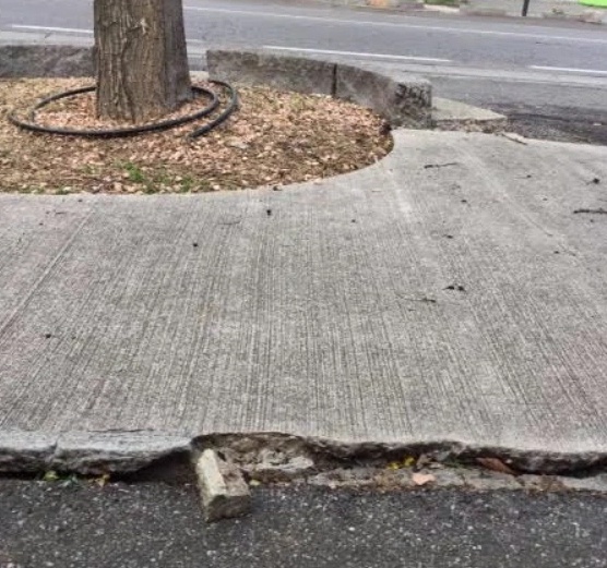 Via Brescia: marciapiede non a prova di bambino