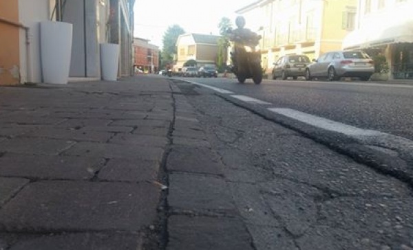 Via Deretti, i cittadini lanciano l’allarme marciapiedi