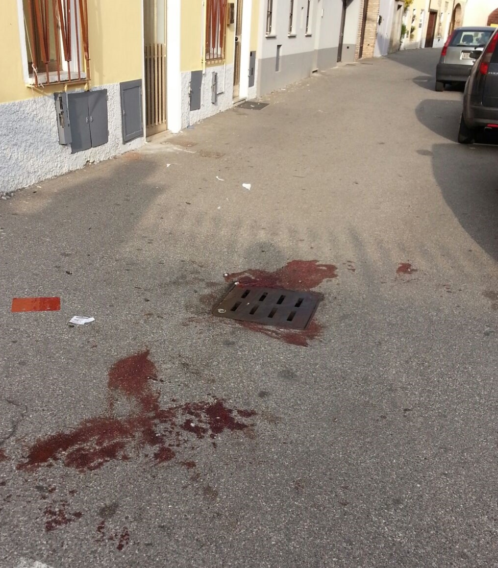 Giovane indiano trovato dissanguato in via Mazzoldi
