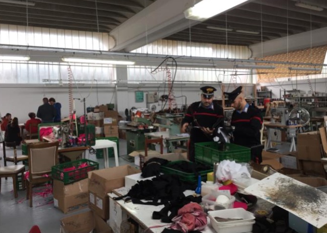 Violazioni e lavoro nero: sospesa attività cinese