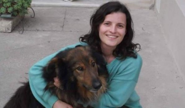 Vive con 15 euro a settimana e insegna a tutti come fare