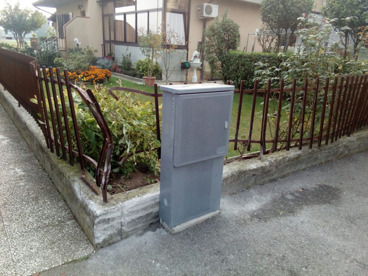 Automobile sbatte contro una ringhiera