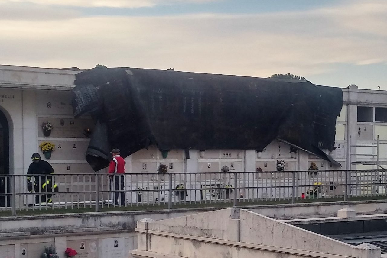Cimitero scoperchiato per il forte vento