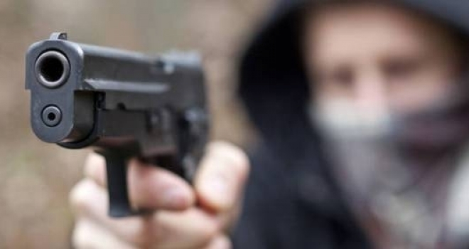 Inganna anziano e lo deruba minacciandolo