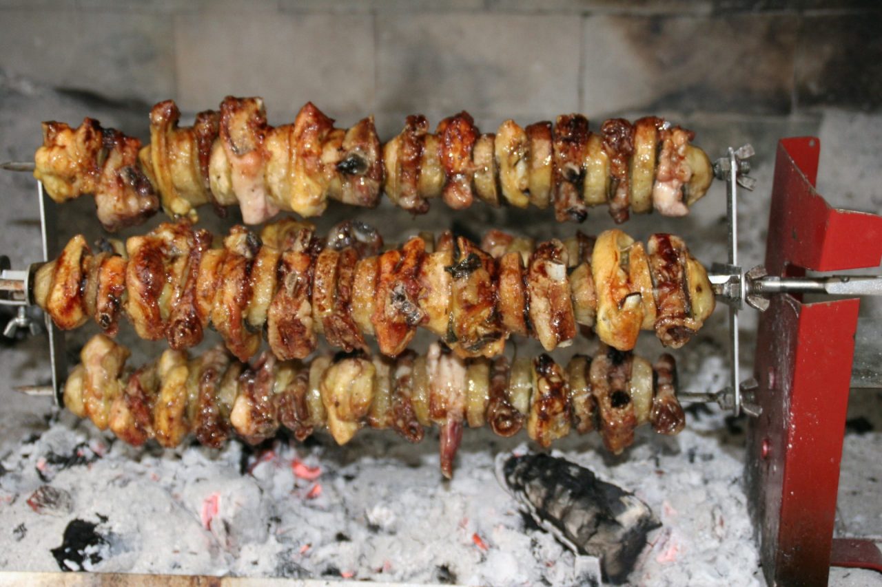 Sfida allo spiedo più buono: uno non basta, numerosissimi i presenti alla cena