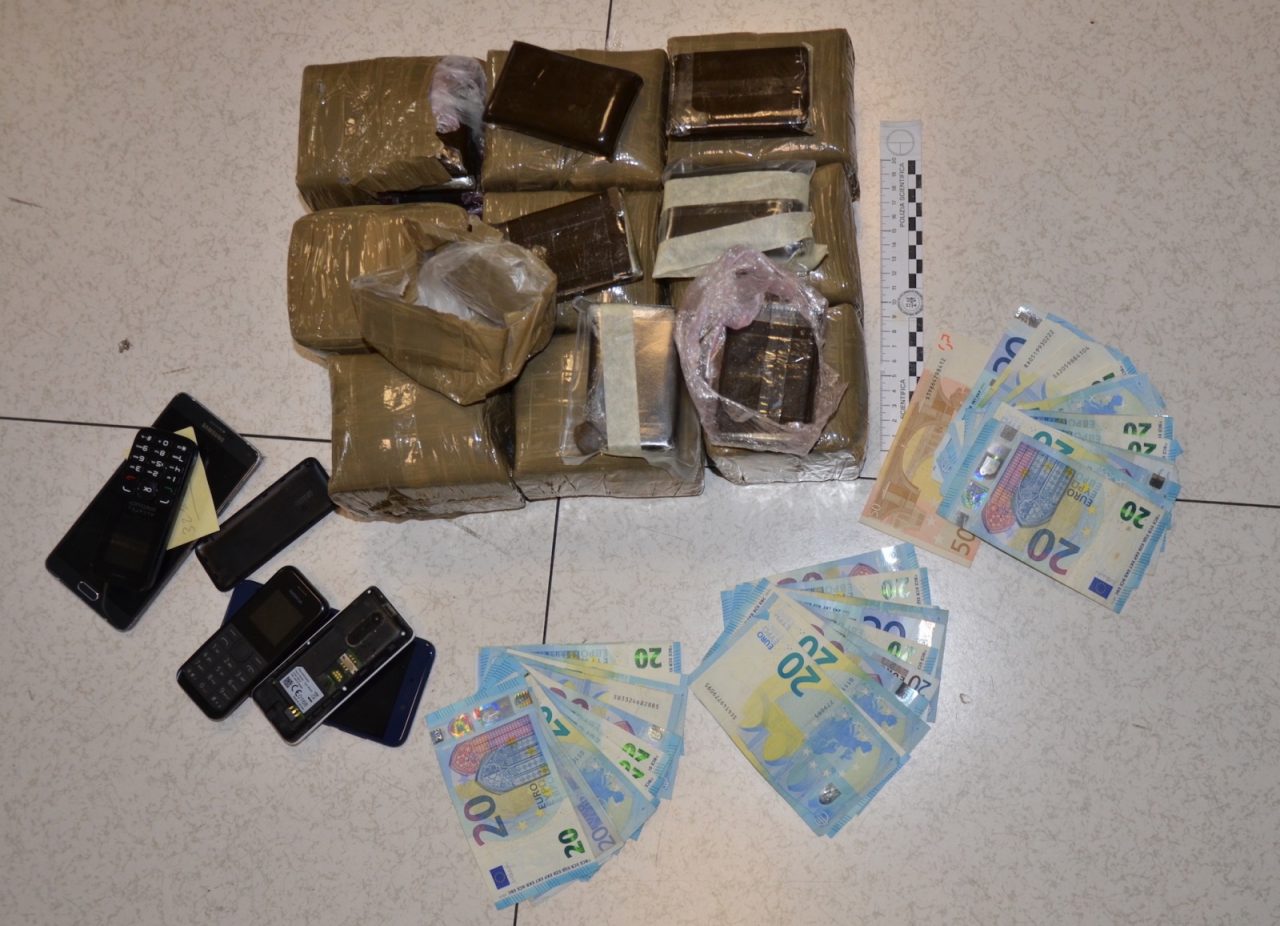 10 chili di hashish in valigia, spacciatori in carcere