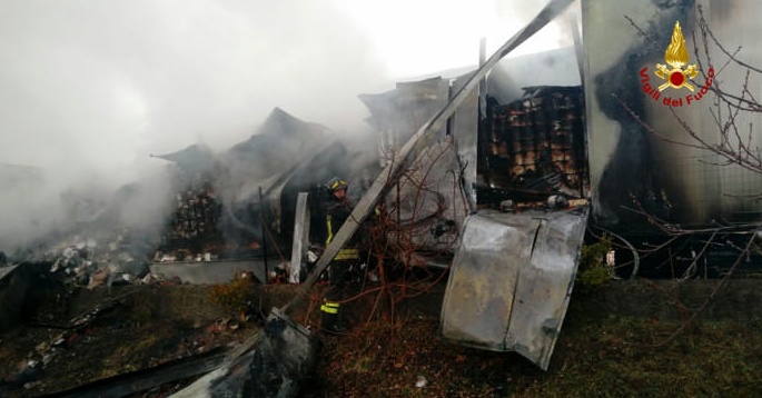 2 camion in fiamme in poche pore