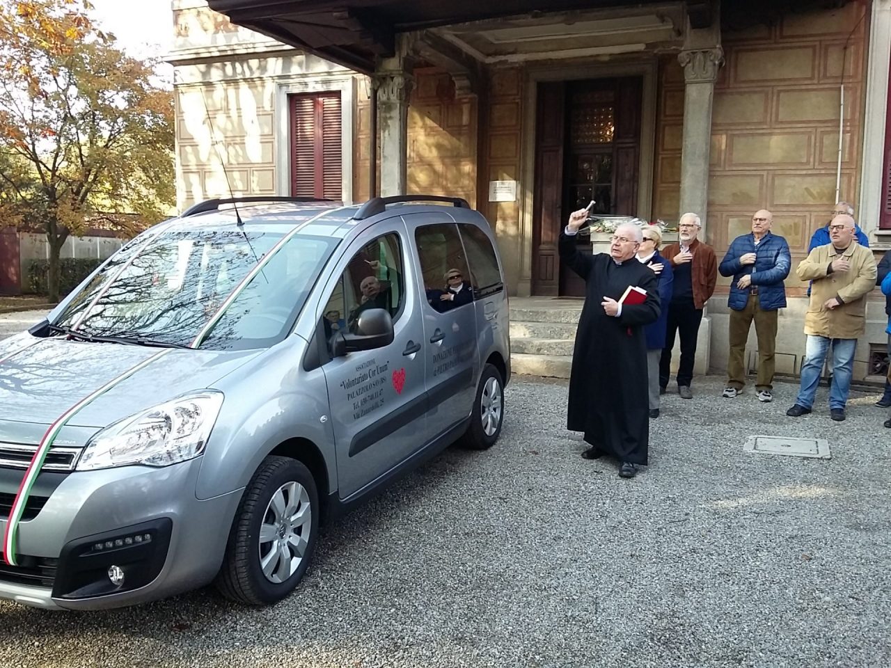 Benefattore dona un nuovo mezzo ai volontari