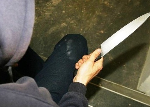 Accoltelato fuori casa