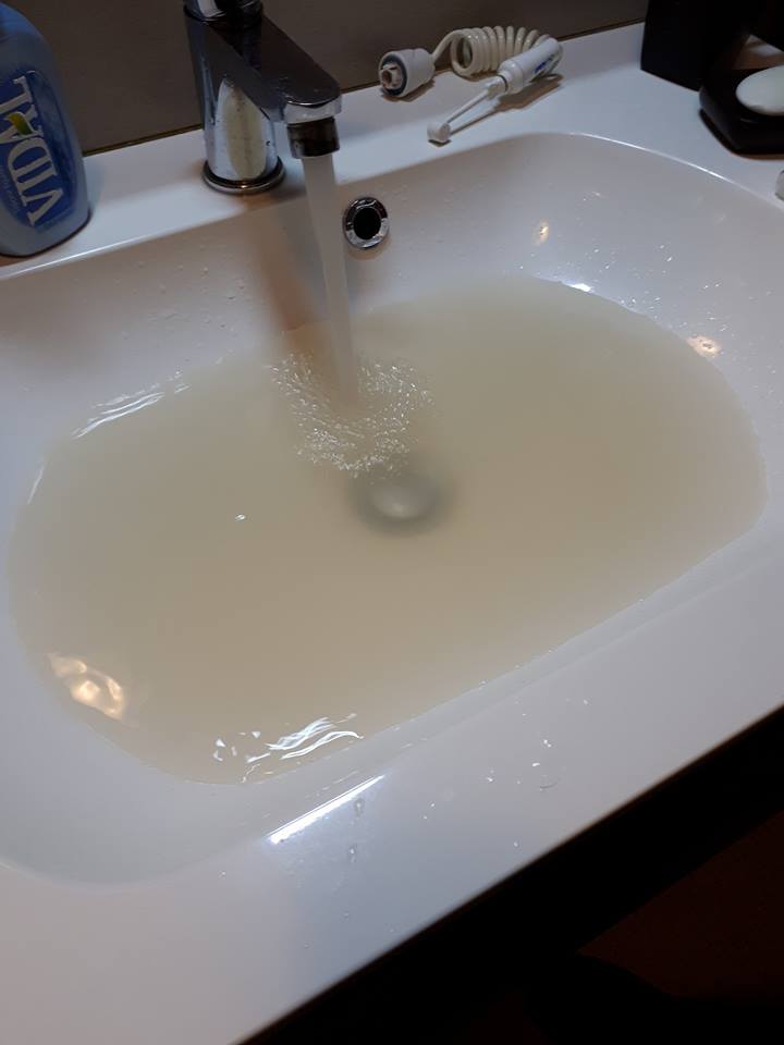 Acqua gialla da tutti i rubinetti del paese