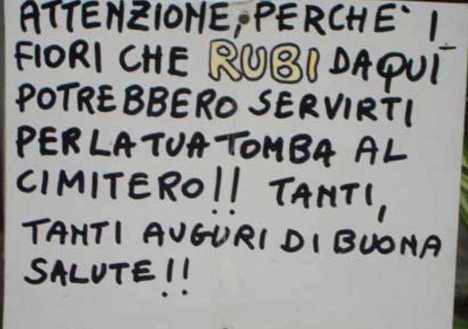 Cimitero razziato rubati fiori e ricordi