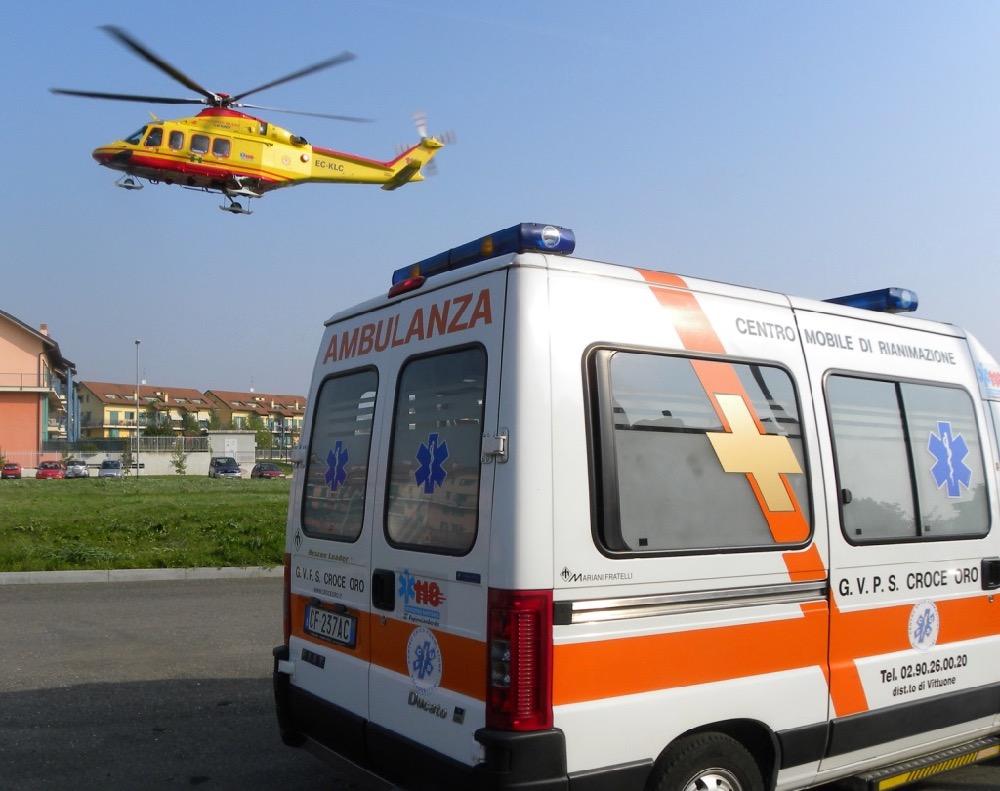 Auto si rovescia sulla A4: elicottero per la donna ferita