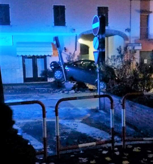 Auto distrugge fioriera tragedia sfiorata nella notte