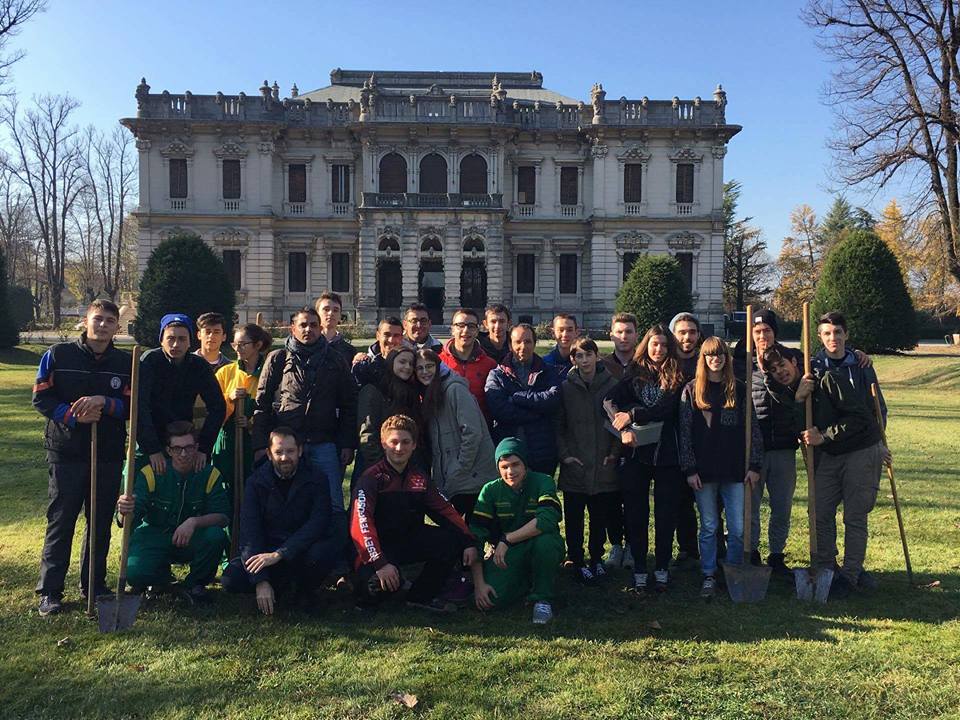 Villa colorata con i tulipani piantati dai ragazzi