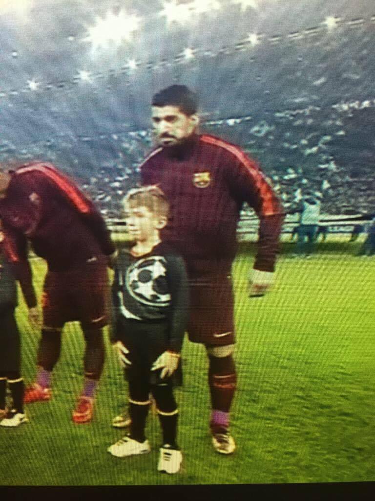 Piccolo campione in campo con Buffon e Messi